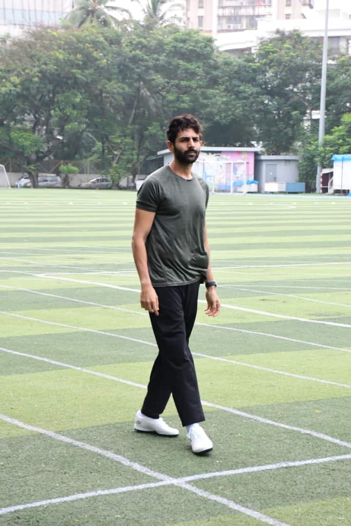 अब उनकी लेटेस्ट तस्वीरों ने फैंस को फिर से उनकी तारीफ करने का मौका दे दिया है. वायरल फोटोज में एक्टर बिल्कुल कैजुअल अवतार में नजर आएं. उन्होंने ग्रीन कलर की टीशर्ट और ब्लैक ट्राउजर कैरी किया था.