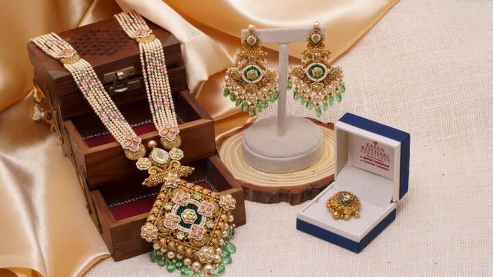 यहां 24 कैरेट सोना 8704 रुपये प्रति ग्राम और 22 कैरेट सोना 7983 रुपये प्रति ग्राम में उपलब्ध है. दुबई में जनवरी 2025 तक 24 कैरेट सोना 8718 रुपये प्रति ग्राम और 22 कैरेट सोना 7996 रुपये प्रति ग्राम था.