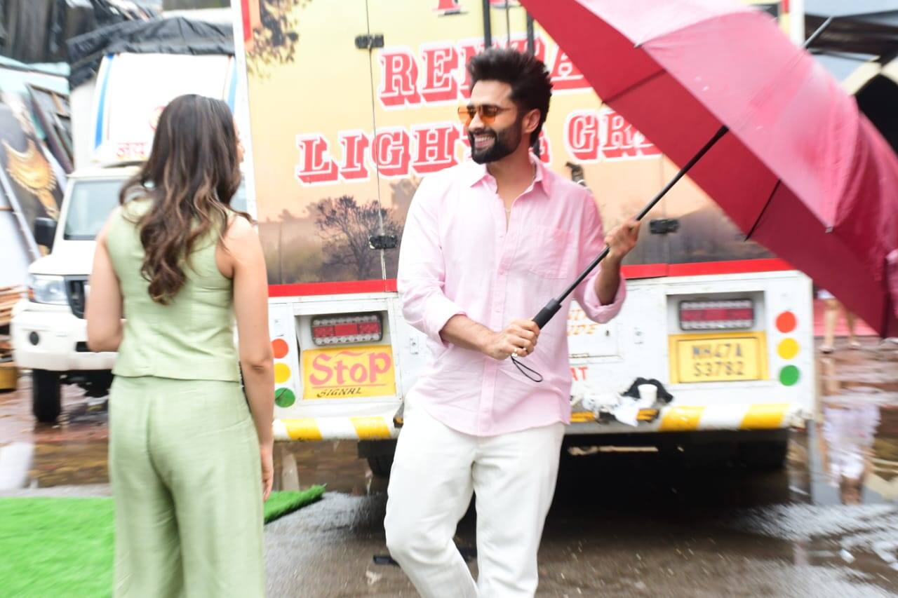 Sometimes both were seen holding an umbrella to avoid rain, sometimes it was seen having fun in the rain. Both of them are also giving couples goals to fans with this cute moment.