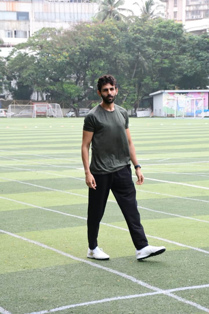 हम जिस एक्टर की बात कर रहे हैं वो कोई और नहीं बल्कि कार्तिक आर्यन है. अभिनेता हर बार ही अपने स्टाइल और पर्सनैलिटी से फैंस को अपना दीवाना बना लेते हैं. कई लोग कार्तिक आर्यन का ये अंदाज देख कर हर बार ही अपना दिल हार बैठते हैं.
