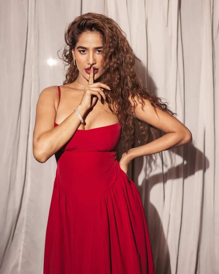 अभिनेत्री पूनम पांडे अपनी फिल्मों से ज्यादा अपनी निजी जिंदगी को लेकर सुर्खियों में रहती हैं। पूनम पांडे अक्सर सोशल मीडिया पर अपनी बोल्ड और हॉट तस्वीरें शेयर करती रहती हैं।