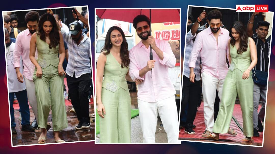 बारिश से बचने की कोशिश में रकुल-जैकी के क्यूट फोटोज वायरल, कभी छाता खोला तो कभी उठाए पैर