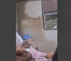लोकलमधील महिलांच्या डब्यात तरुणाचा धुडगूस; दरवाजाला लटकून अश्लील शेरेबाजी, PHOTO