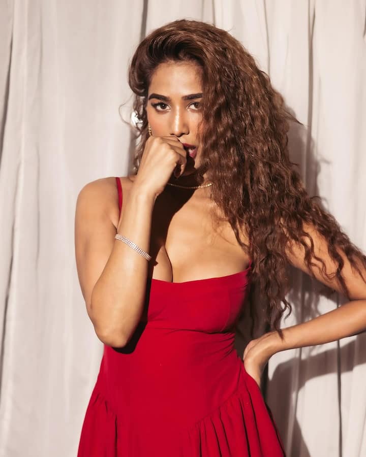 पूनम पांडे भी अपने फैन्स को निराश नहीं करती हैं और अपनी ग्लैमरस वीडियो और फोटो शेयर करती रहती हैं।