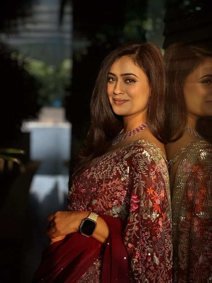 Shweta Tiwari has once again proven why she’s a timeless style icon. The television star and fashionista was recently spotted looking absolutely stunning in a maroon embroidered saree, serving diva vibes with effortless grace.