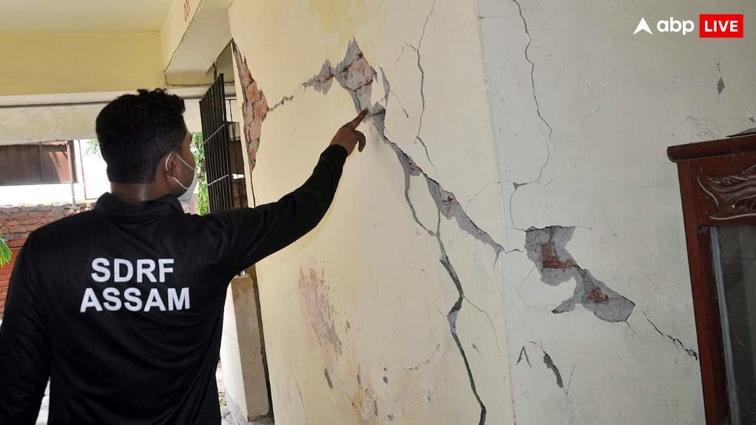 Assam earthquake guwahati eyewitness says Legs still shaking thought roof would cave in Assam Earthquake: असम में भूकंप से कांपी जमीन, चश्मदीद बोले- 'लगा छत गिर जाएगी, पैर अभी भी कांप रहे'