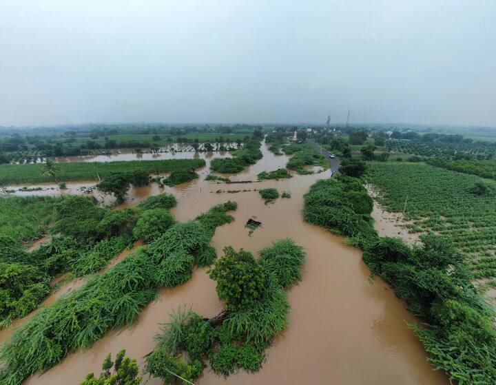 जोरदार पावसामुळे हर्षी परिसरातील नदी नाल्यांना पूर आला आहे. (Photo Credit-विकास गाडे)
