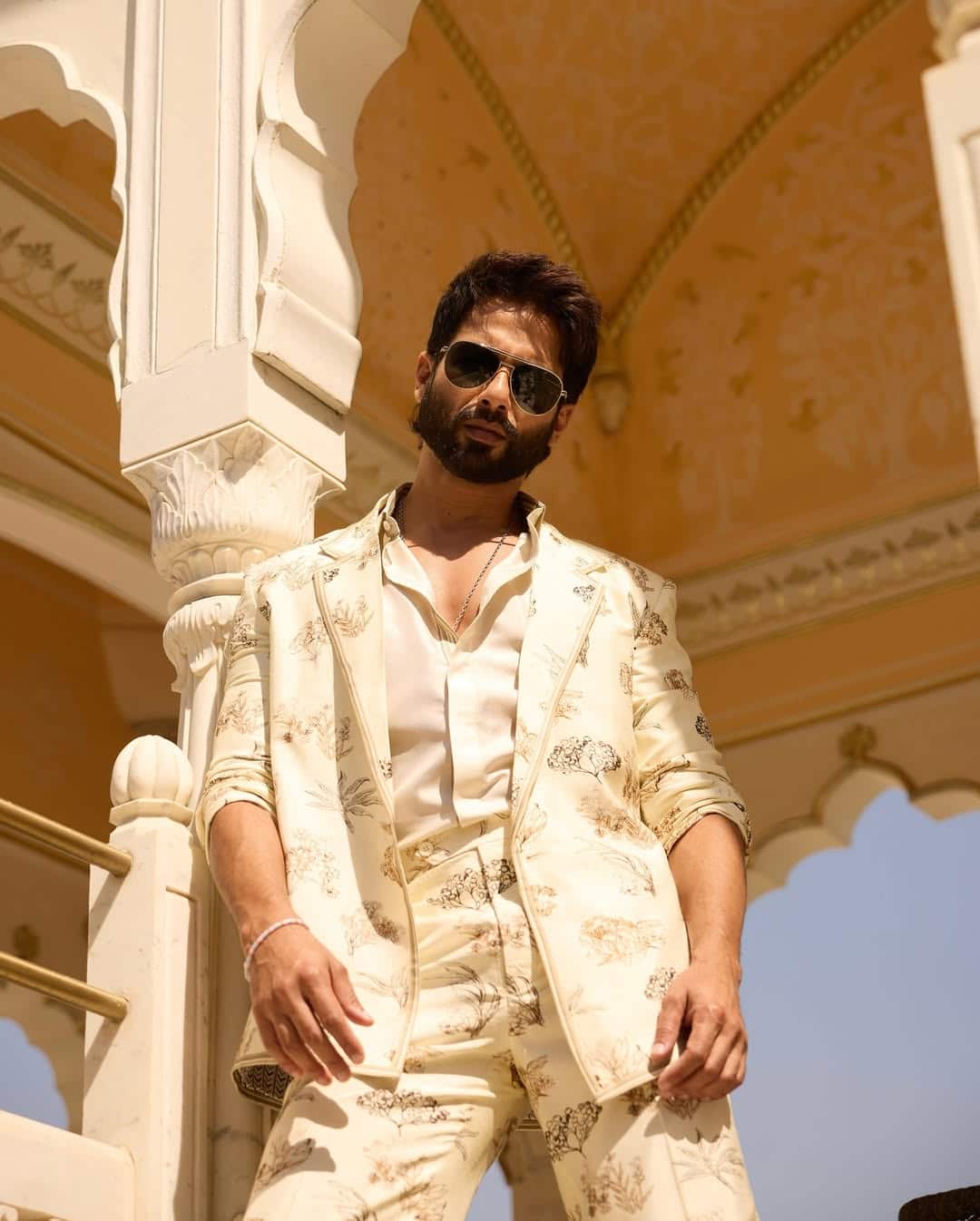 The actor has a great apartment in front of the sea in Juhu, which he bought for Rs 32 crore. At the same time, he has a Duplex apartment in Worli, which also has a private pool and he bought it for Rs 56 crore.