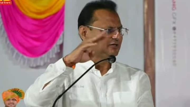 निशिकांत पाटील यांनी जयंत पाटील यांच्या विरोधात विधानसभा लढवली होती.