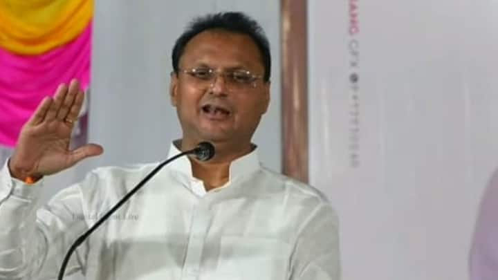 ह्रदयच नसलेल्या माणसाशी आपली लढाई सुरु आहे, अशी टीका अजित पवारांच्या राष्ट्रवादीचे निशिकांत पाटील यांनी त्यांचे कट्टर विरोधक जयंत पाटील यांच्यावर केली.