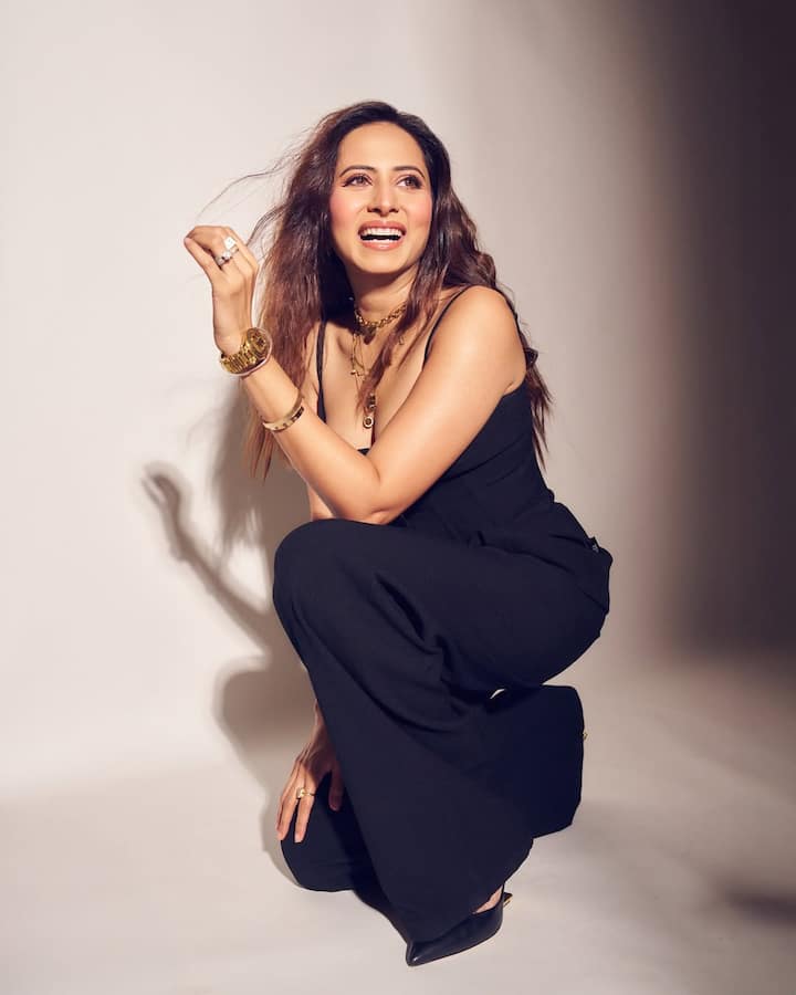 Sargun kept her accessories minimal, letting the all-black outfit do the talking. A pair of statement earrings and delicate rings added just the right amount of sparkle without overpowering the look.