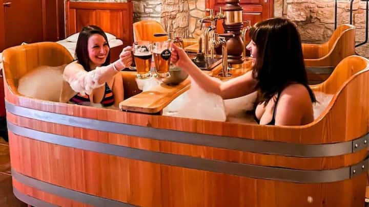 दरअसल यह ट्रेंड यूरोप में है. यहां के कई देशों में Beer Spa लोकप्रिय हो चुके हैं, जहां लोग झागदार बियर से भरे टब में घंटों रिलैक्स करते हैं और इसे शरीर और दिमाग के लिए फायदेमंद बताया जाता है.