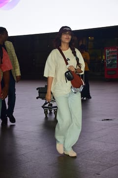 फातिमा सना शेख ने ढीली सी जींस और ढीली टी-शर्ट के साथ लगाई कैप, फिर भी नहीं बच पाईं पैप्स के कैमरों से