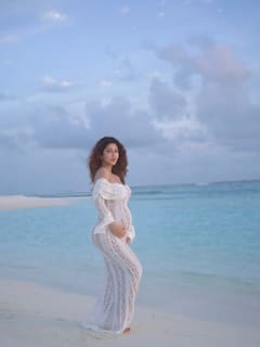 मां बनने वाली हैं टीवी की पार्वती, पति संग समंदर किनारे हुईं रोमांटिक, बेबी बंप फ्लॉन्ट करके दी खुशखबरी