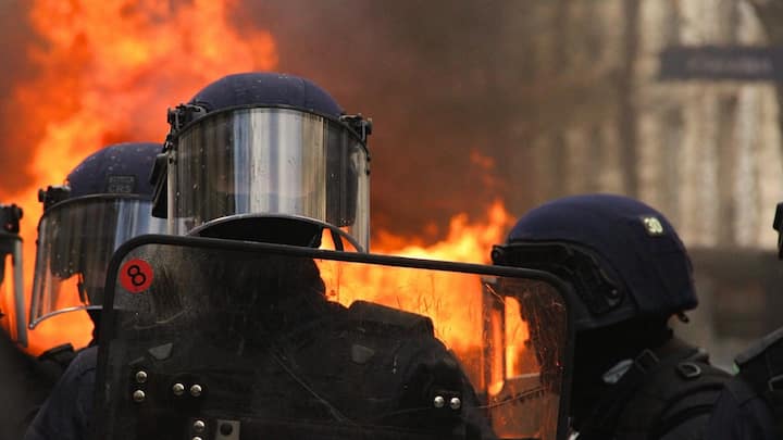 इसके बावजूद तमाम भारतीय अब भी नेपाल में फंसे हुए हैं. अगर आपका भी कोई अपना वहां फंसा है तो जानें उन्हें कैसे मदद पहुंचाई जा सकती है.