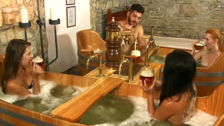 Beer Spa चलाने वाले एक्सपर्ट्स का दावा है कि बियर से नहाना शरीर को कई तरह से फायदा पहुंचाता है, जैसे कि बियर में मौजूद यीस्ट और विटामिन B त्वचा को स्मूद और ग्लोइंग बनाते हैं.