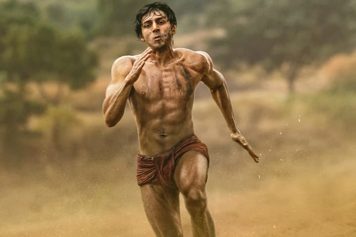 पिछले साल उनकी फिल्म 'चंदू चैंपियन' रिलीज हुई थी. इस फिल्म के लिए कार्तिक आर्यन ने कड़ी मेहनत और लगन से अपनी बॉडी बनाई. उनकी ऐसी बॉडी ट्रांसफॉर्मेशन को लेकर लोगों ने काफी तारीफ भी की लेकिन फिल्म के बाद उन्होंने वापस से अपना वेट लॉस कर सभी को चौंकाया.