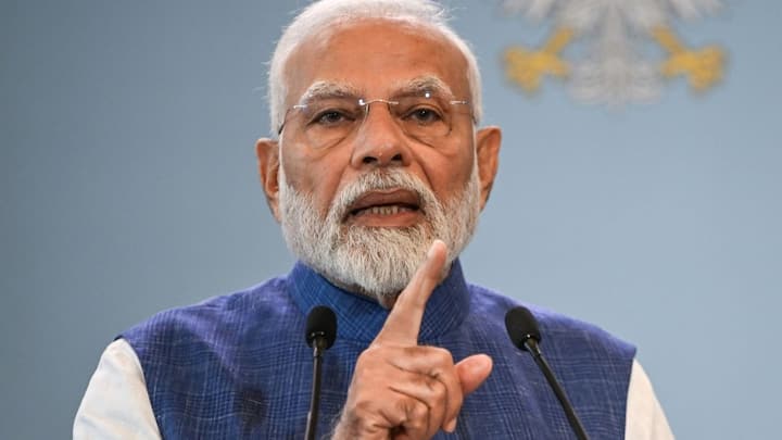 इसमें भारत सरकार का भी काफी योगदान है. सरकार की ओर से लोगों को सोलर पैनल लगवाने में मदद देने के लिए पीएम सूर्य घर योजना शुरू की गई है. इस योजना का मकसद है ज्यादा से ज्यादा घरों की छत पर सोलर पैनल लगवाना.