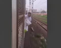 लोकलमधील महिलांच्या डब्यात तरुणाचा धुडगूस; दरवाजाला लटकून अश्लील शेरेबाजी, PHOTO