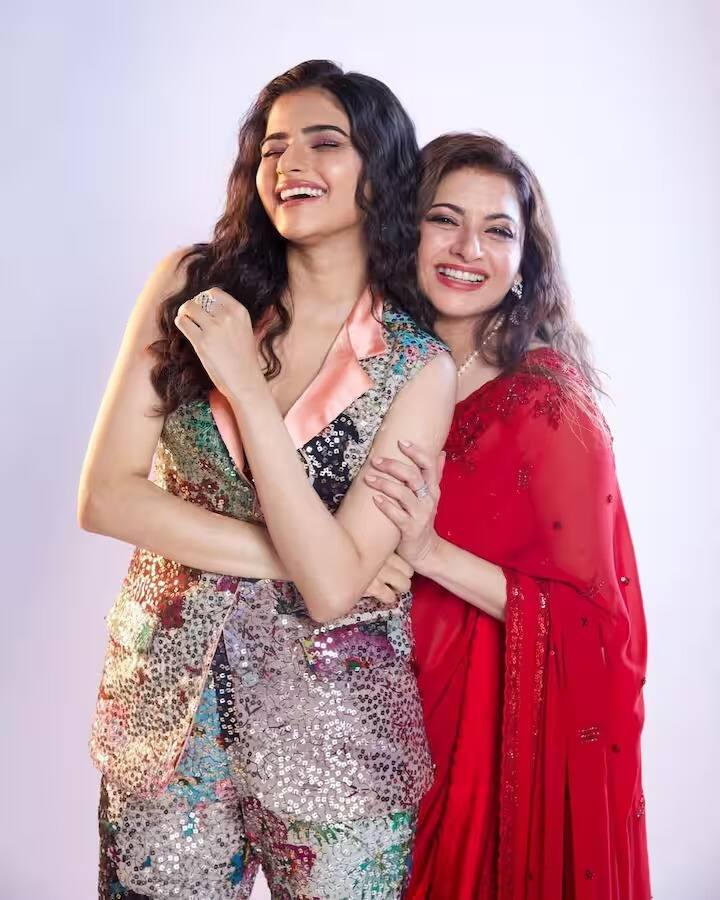 मॅचिंग बॉटमसह कट स्लीव्ह ब्लेझर घातलेली, अवंतिका खूप छान दिसतेय. भाग्यश्रीसोबत पोज देताना, या फोटोमध्ये ती अगदी तिच्या आईसारखी दिसतेय.