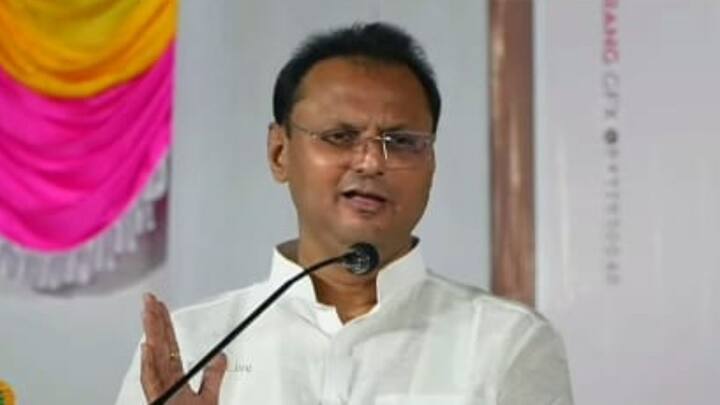 इस्लामपूर शहराने दिलेल्या साथीने जयंत पाटील यांचा काठावरील विजय सुकर झाला होता.