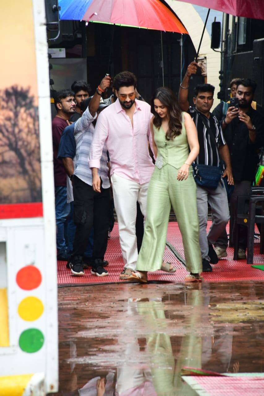 Bollywood's adorable couple Rakul Preet Singh and Jackie Bhagnani were recently captured by Paps. During this time, both were seen trying to avoid rain.