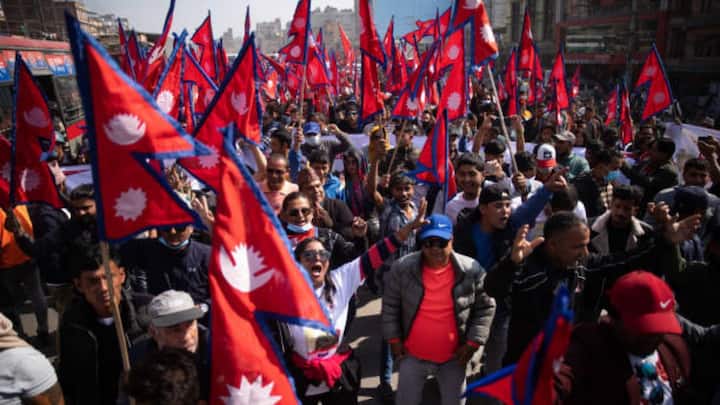 ऐसे में भारत सरकार की ओर से उठाया गया यह कदम नेपाल में फंसे भारतीयों के लिए बड़ी राहत की बात है.