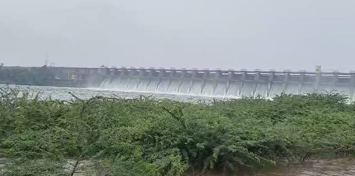 जायकवाडी धरणातून 1 लाख 13 हजार 184 क्युसेकने पाण्याचा विसर्ग सुरू आहे.