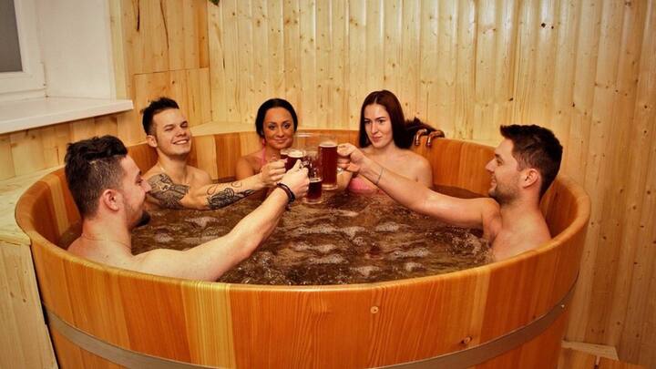 यहां आने वाले टूरिस्ट लकड़ी के बड़े-बड़े टब में झागदार बियर भरवाकर उसमें घंटों आराम करते हैं. इतना ही नहीं, कई स्पा में आपको नहाने के साथ-साथ बियर पीने की भी सुविधा मिलती है.