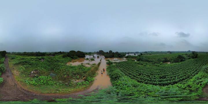 पैठण तालुक्यात पाऊसाने जोरदार हजेरी लावल्याने विहामांडवा गावामध्ये पाणी शिरल्याने नागरीकांच मोठं नुकसान झालं. (Photo Credit-विकास गाडे)