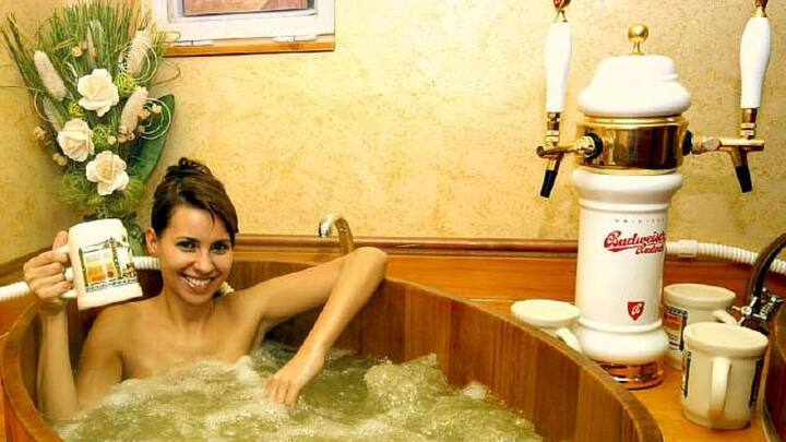 मेडिकल एक्सपर्ट्स का कहना है कि बियर बाथ से चमत्कारी नतीजे नहीं मिलते, लेकिन यह शरीर और दिमाग को रिलैक्स जरूर करता है. साथ ही, इसमें कोई गंभीर साइड इफेक्ट नहीं है.