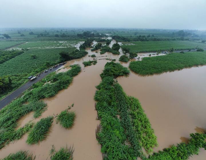 पैठणच्या विहामांडवा येथे नागरिकांच्या घरात पाणी शिरले. (Photo Credit-विकास गाडे)