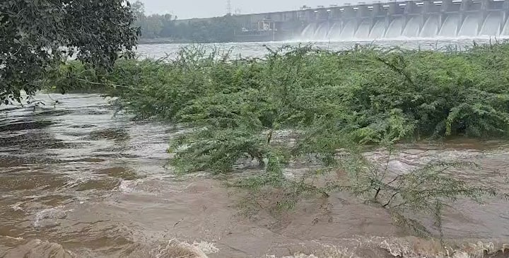 या वर्षात पहिल्यांदाच जायकवाडी धरणाचे 27 दरवाजे उघडले आहेत.