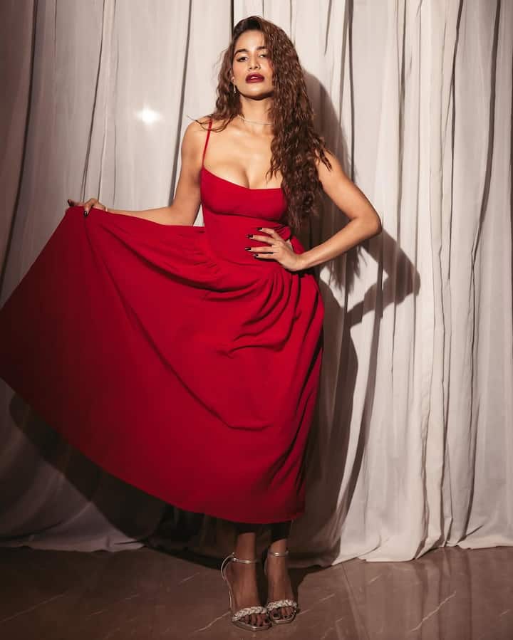 फैन्स पूनम के इस अंदाज को काफी पसंद कर रहे हैं और कमेंट भी कर रहे हैं।