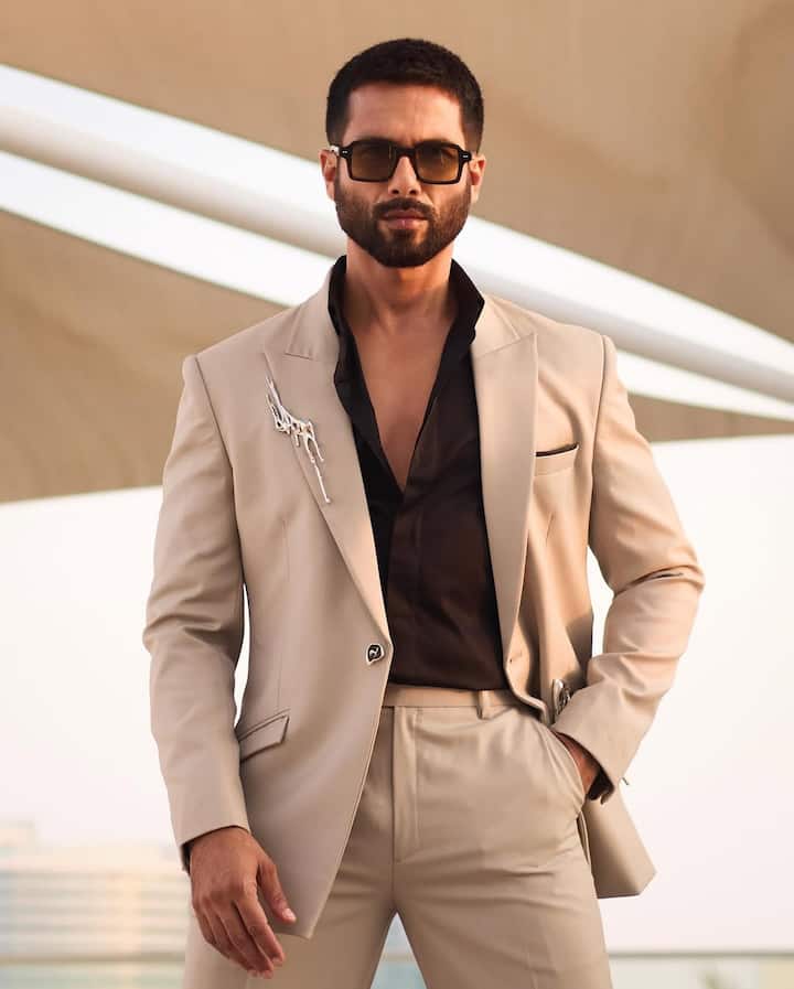 Shahid Kapoor is one of the most talented and charming actors of Bollywood. From his strong acting to the dance moves that won the heart, he has made a special place in the hearts of the fans. As much as his style and romantic style is liked on the screen, his luxury lifestyle is also discussed. From magnificent vehicles to a luxurious house, Shahid's life looks no less than a royal star.