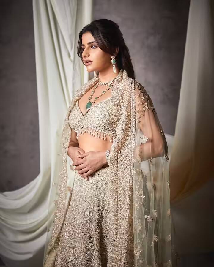 ही अभिनेत्री हेव्ही गोल्डन लेहेंग्यामध्ये खूपच सुंदर दिसतेय. त्यासोबत मॅचिंग दागिने तिच्या सौंदर्यात भर घालतायत.