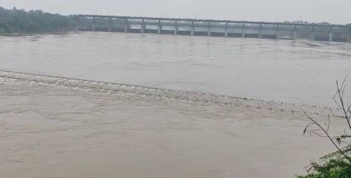 जायकवाडीचे 9 आपत्कालीन दरवाजे देखील उघडले आहेत.