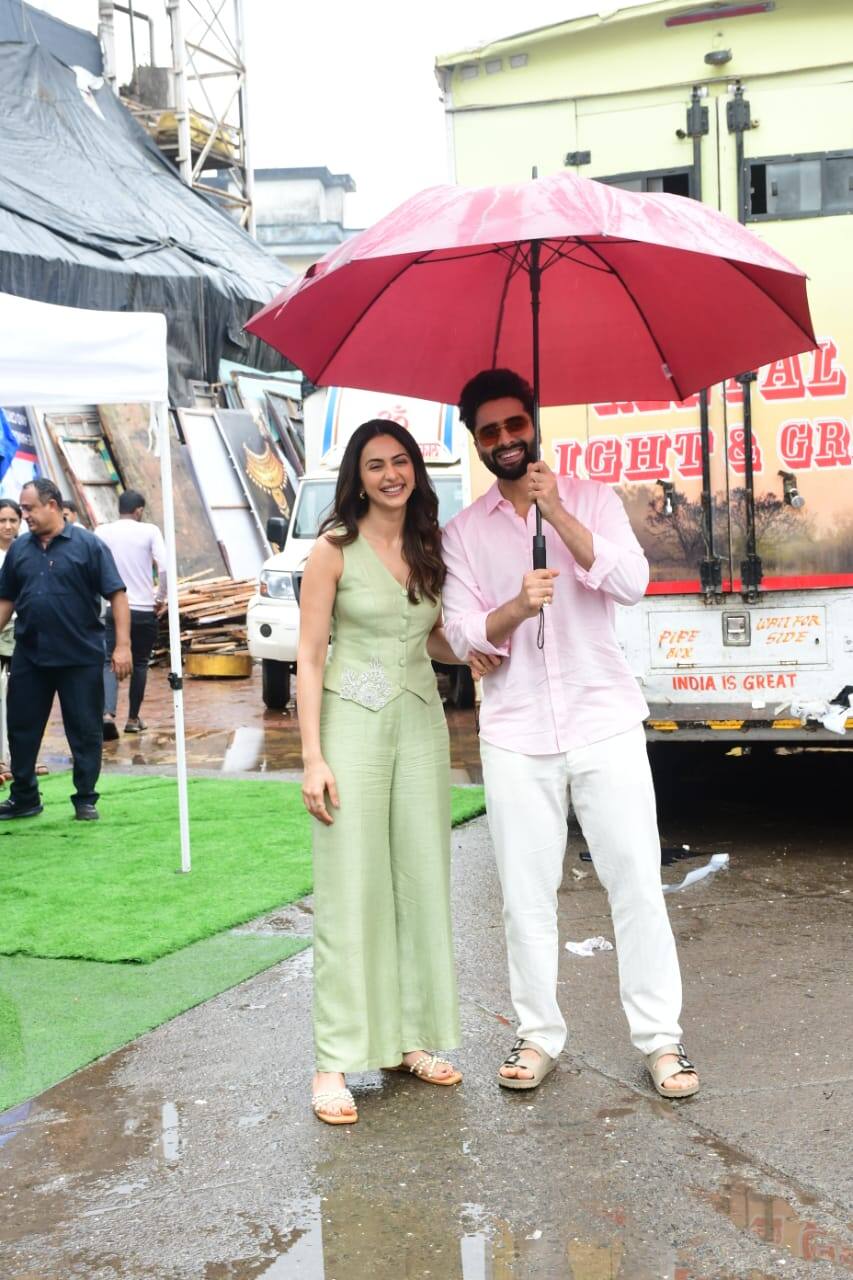 These pictures of the couple are being liked a lot. Users Rakul Preet Singh and her husband Jackie Bhagnani are raining a lot of love. Cute pictures of both of them have won the hearts of fans while avoiding the rain.