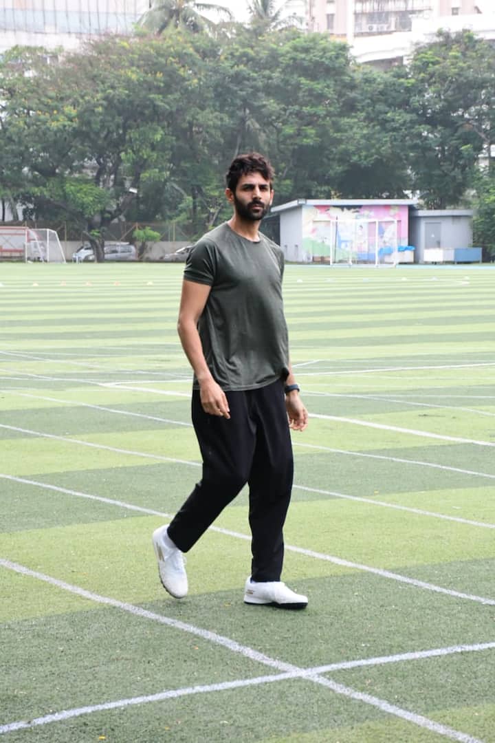 वर्कफ्रंट की बात करें तो कार्तिक आर्यन श्रीलीला के साथ पिछले काफी टाइम से अपनी अनटाइटल्ड फिल्म को लेकर चर्चा में हैं. रिपोर्ट्स की माने तो ये फिल्म इसी साल क्रिसमस के मौके पर रिलीज होगी. इसके साथ ही उनकी फिल्म 'नागजिला' भी चर्चे में है जो अगले साल रिलीज होगी.