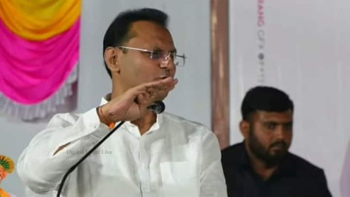 जिल्ह्याचा मालक मी असल्याचं कुणाला वाटतं, असा हल्लाबोलही त्यांनी केला.