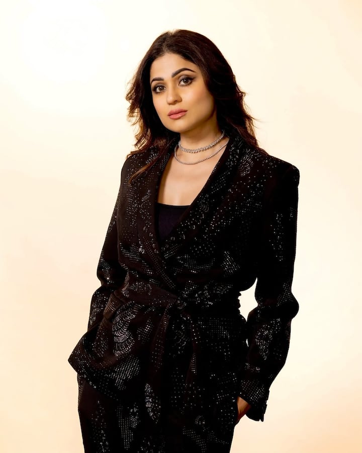 शमिता भले ही बड़े पर्दे से दूर हो, लेकिन सोशल मीडिया पर काफी एक्टिव हैं. जहां वो हर दिन अपनी नई तस्वीरें फैंस के साथ शेयर करती हैं.