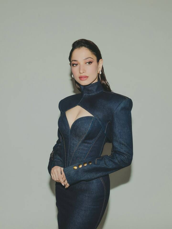 Her look was completed with pink cheeks, plumped lips, eyeliner, and curled lashes for a radiant finish.