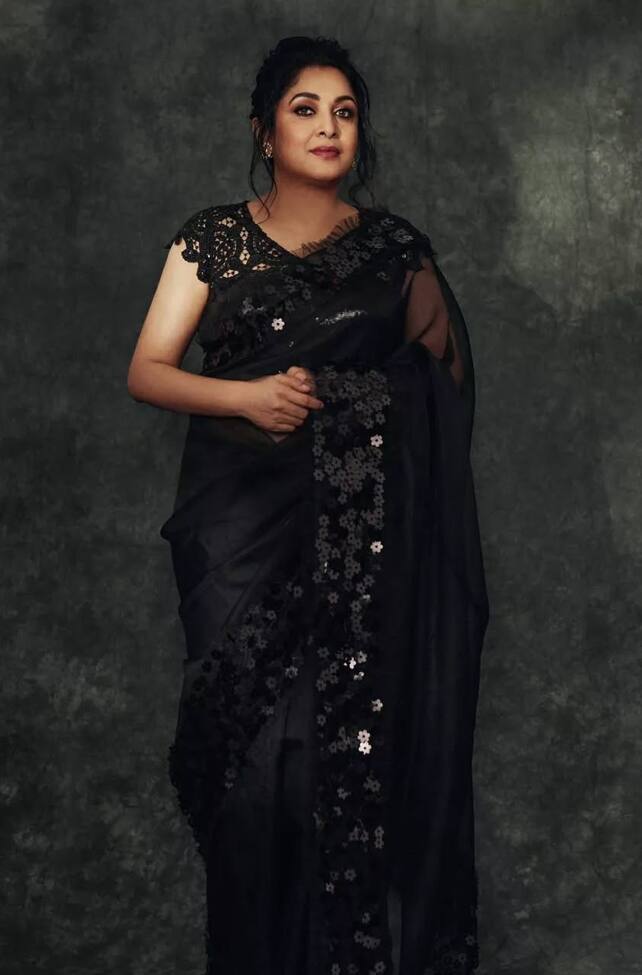 इस ब्लैक साड़ी के राम्या बेहद खूबसूरत लग रही हैं. मिनिमल मेकअप के साथ जुड़ा बना कर उन्होंने इस लुक को ग्लैमरस बनाया.