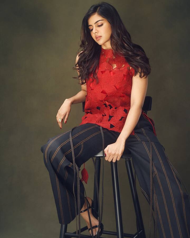 एक्ट्रेस ने अलग-अलग पोज में अपनी कई सारी तस्वीरें फैंस संग शेयर की हैं. अपने इस कैजुअल अवतार में भी कल्याणी प्रियदर्शन बला की खूबसूरत लग रही हैं. अब इसके जरिए एक बार फिर सारी लाइमलाइट उन्होंने अपने नाम कर ली है.