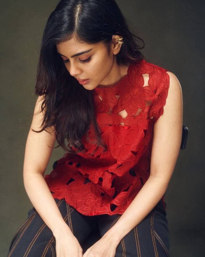 वर्कफ्रंट पर गौर करें तो हाल ही में कल्याणी प्रियदर्शन को 'लोका चैप्टर 1: चंद्रा' में देखा गया था. अपने दमदार परफार्मेंस और जबरदस्त स्क्रीन को के साथ उन्होंने एक ही झटके में दर्शकों को अपना दीवाना बना लिया.