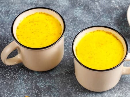 हल्दी वाला दूध: हल्दी में एंटी-इंफ्लेमेटरी गुण होते हैं. रात को सोने से पहले हल्दी वाला दूध पीने से कमर दर्द और सूजन दोनों में आराम मिलता है.