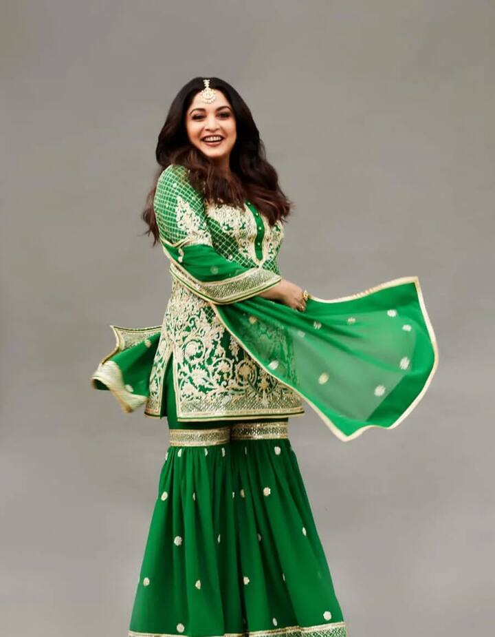 इस हैवी एंब्रॉयडेड ग्रीन शरारा में राम्या बला की खूबसूरत दिख रही हैं. मांगटीका, खुले बाल और उनकी मुस्कान उनकी ब्यूटी को और भी उभार रही है.