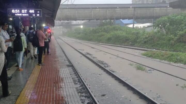 माटुंगा रेल्वे स्थानकात रेल्वे ट्रॅकवर पाणी साचल्याने वाहतुकीचा वेग मंदावला आहे.