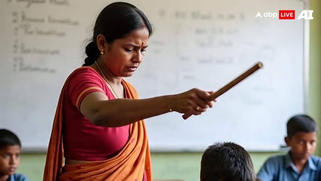 Odisha Female teacher  beat students for not touching her feet one student's arm got broken suspended पैर नहीं छुए तो महिला टीचर ने छात्रों को बुरी तरह पीटा, एक का हाथ टूटा, अब हो गई सस्पेंड