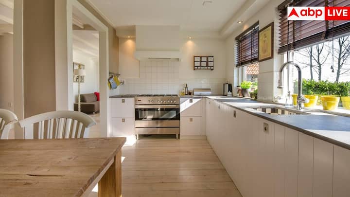 Open kitchen dustbin attracts mosquitoes and germs and spreads smell. According to experts, covered paddle bin, keeping separate weight/dry waste, emptying it daily and cleaning once a week keeps the house safe and clean.